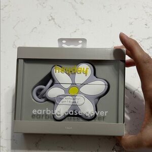Heyday Purple and White Flower Earbud Case